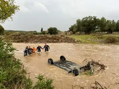 Foça, 1 saatlik yağışla sular altında!